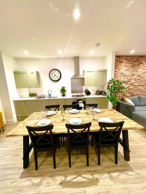 Brand New Apt - Beach Breeze Spacious 1-Bedroom Apartment With Parking - Sleeps 4 Ppl- Internet Bournemouth Exterior photo