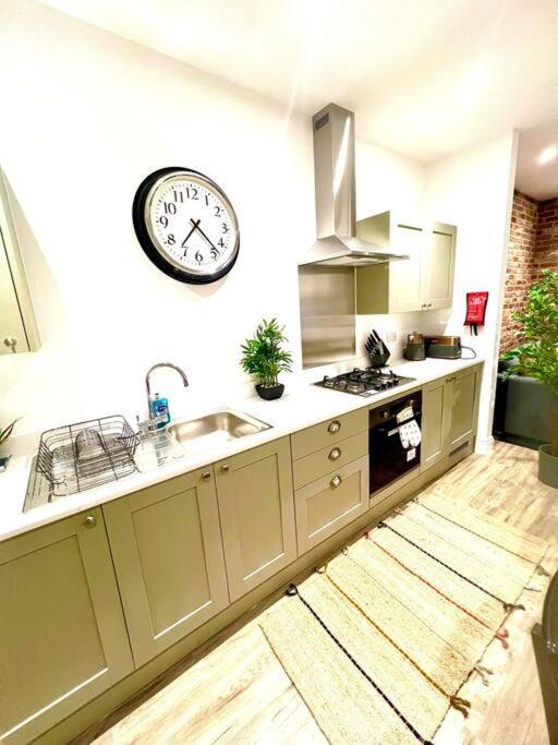 Brand New Apt - Beach Breeze Spacious 1-Bedroom Apartment With Parking - Sleeps 4 Ppl- Internet Bournemouth Exterior photo