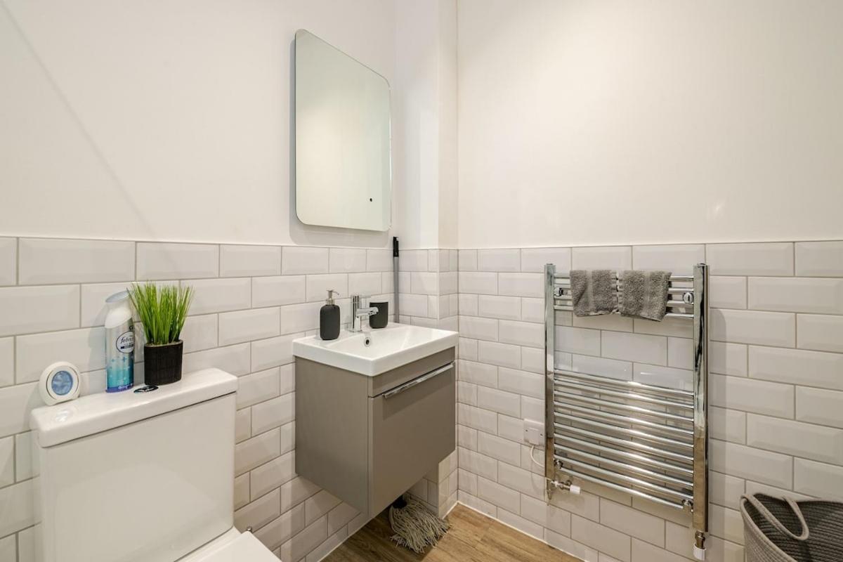 Brand New Apt - Beach Breeze Spacious 1-Bedroom Apartment With Parking - Sleeps 4 Ppl- Internet Bournemouth Exterior photo