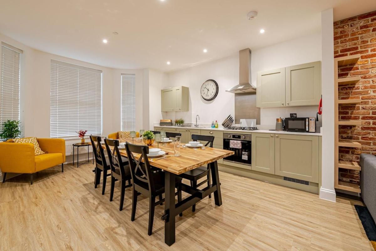 Brand New Apt - Beach Breeze Spacious 1-Bedroom Apartment With Parking - Sleeps 4 Ppl- Internet Bournemouth Exterior photo