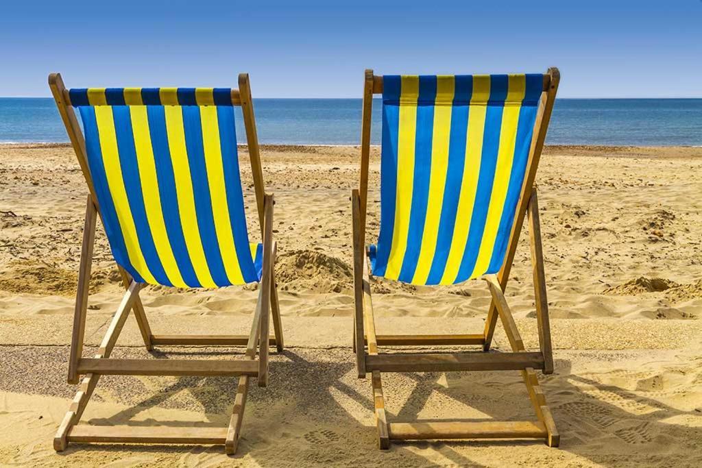 Brand New Apt - Beach Breeze Spacious 1-Bedroom Apartment With Parking - Sleeps 4 Ppl- Internet Bournemouth Exterior photo